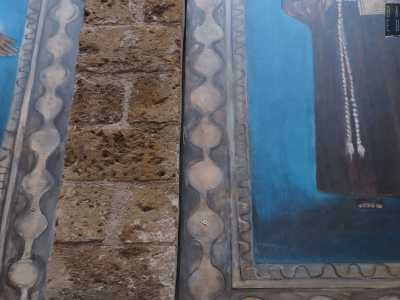 Il caratteristico fondo blu dell�opera � stato comunque mantenuto, ma lo stesso non si pu� dire delle cornicette a grani rotondi che circoscrivevano le figure: Guaragno ha deciso questa volta di dipingerle direttamente sulle tele...